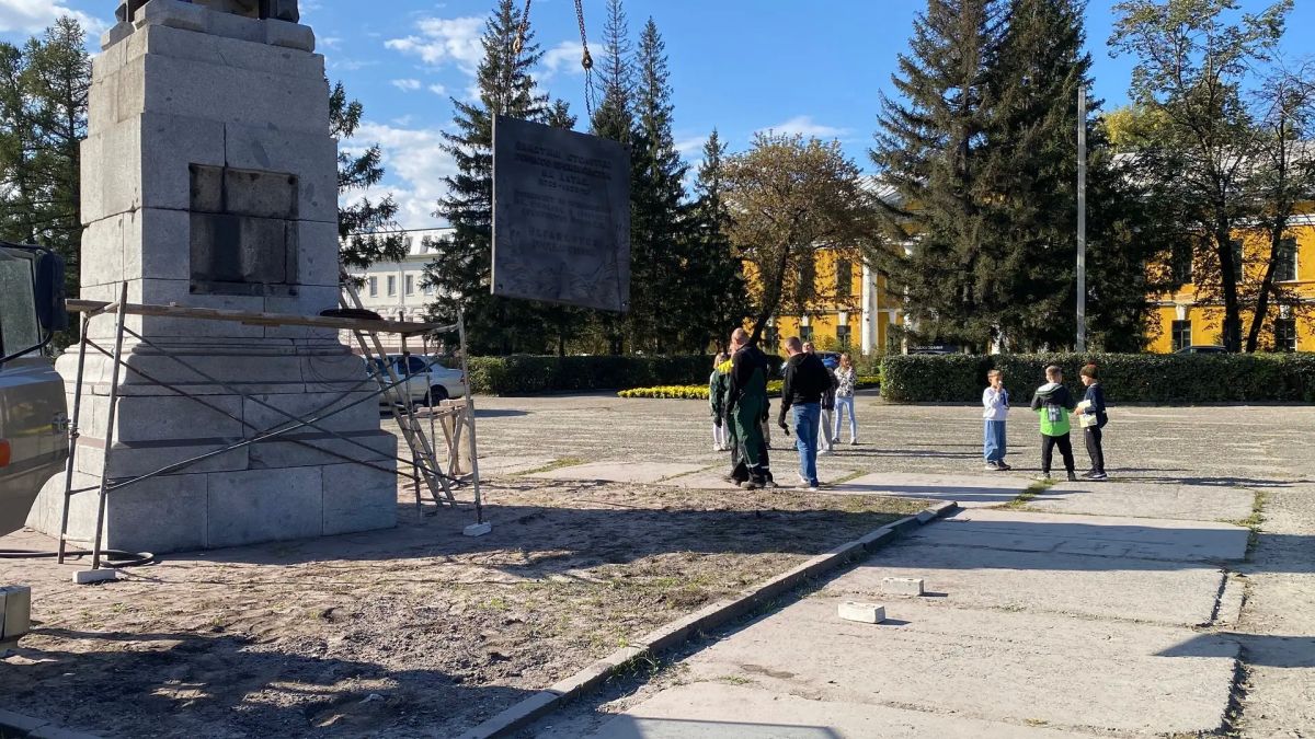 Демидовский столп в Барнауле начали ремонтировать Демидовский столп в Барнауле начали ремонтировать