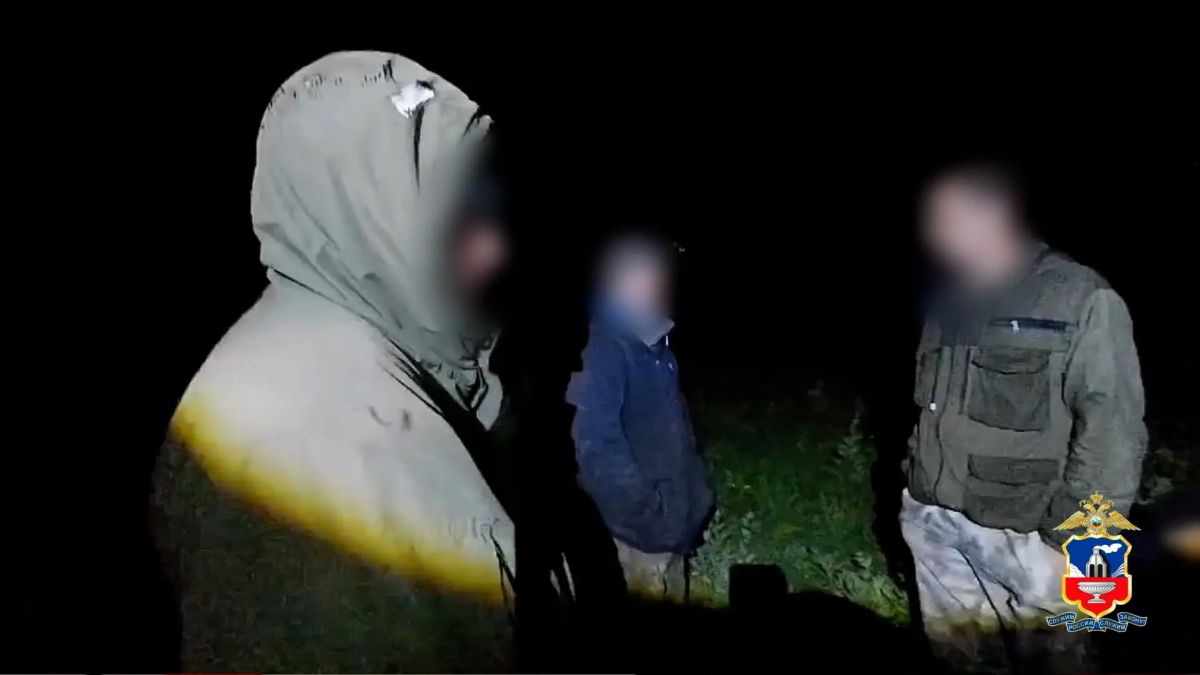 «МВД МЕДИА» сообщает:. На Алтае полицейские во время ночного рейда поймали с поличным охотившихся на косуль трёх браконьеров В Алтайском крае сотрудники отдела уголовного розыска ОМВД России по Красногорскому району... «МВД МЕДИА» сообщает:. На Алтае полицейские во время ночного рейда поймали с поличным охотившихся на косуль трёх браконьеров В Алтайском крае сотрудники отдела уголовного розыска ОМВД России по Красногорскому району...