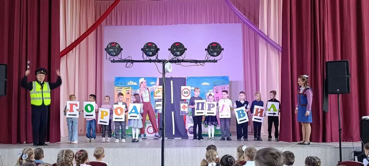 Школьникам Барнаула напомнили правила дорожного движения Школьникам Барнаула напомнили правила дорожного движения