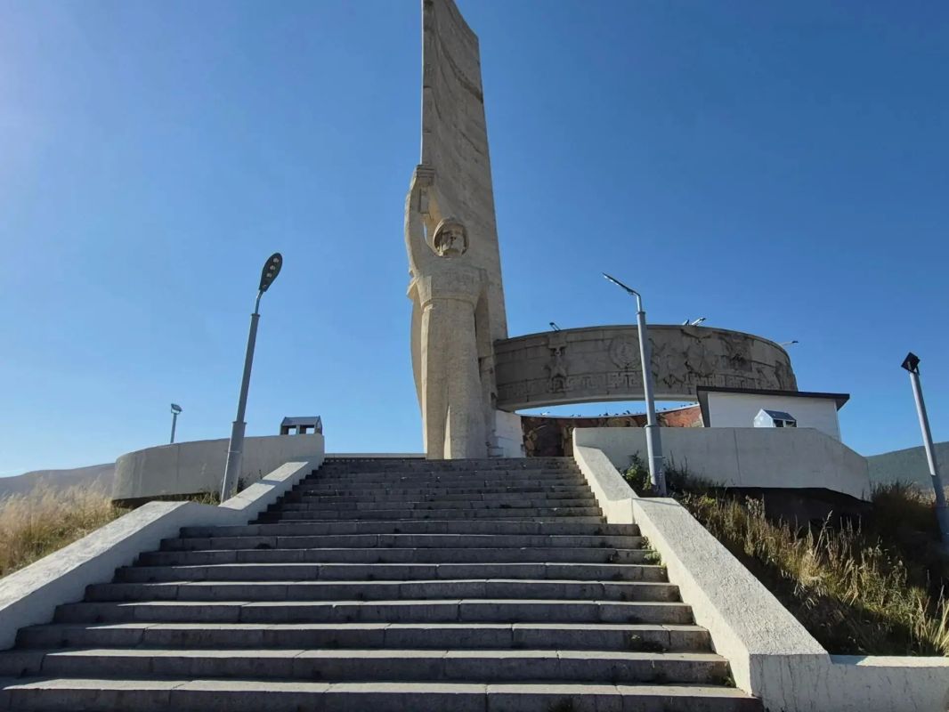 Делегация Алтайского края возложила цветы к мемориалу советским воинам в столице Монголии Делегация Алтайского края возложила цветы к мемориалу советским воинам в столице Монголии