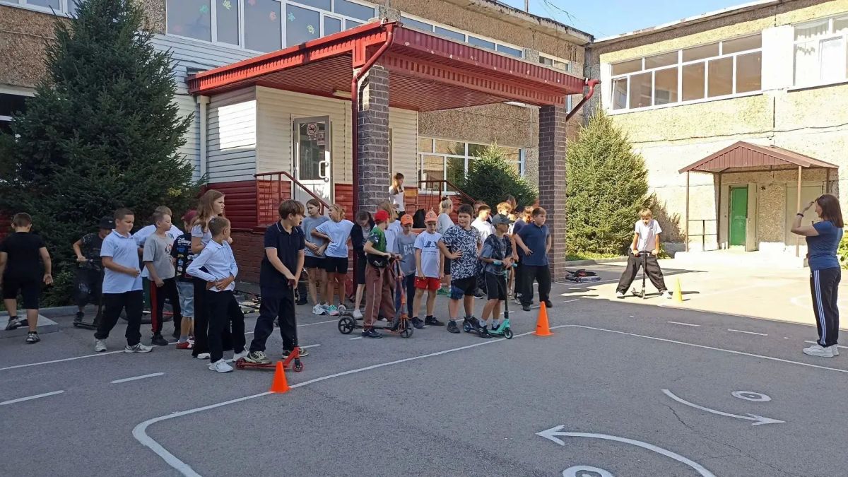 Школьникам Барнаула напомнили правила дорожного движения Школьникам Барнаула напомнили правила дорожного движения