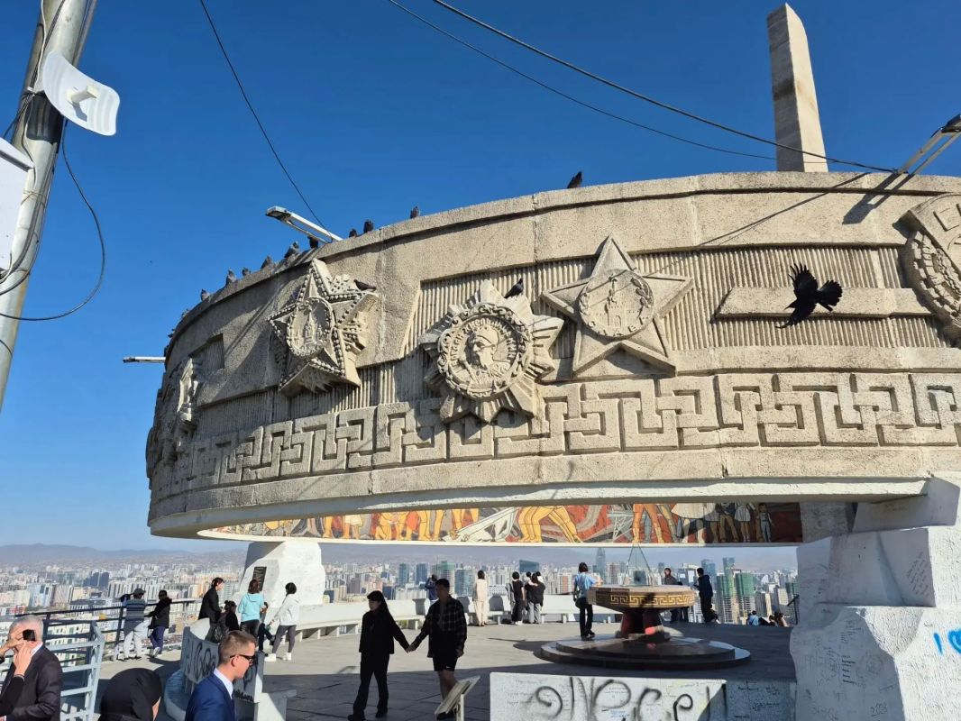 Делегация Алтайского края возложила цветы к мемориалу советским воинам в столице Монголии Делегация Алтайского края возложила цветы к мемориалу советским воинам в столице Монголии
