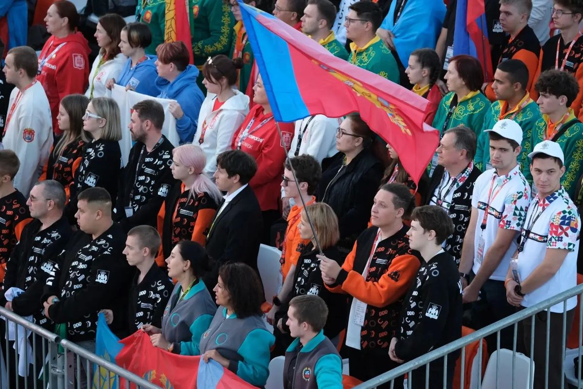 Наши конкурсанты на церемонии открытия Финала Чемпионата высоких технологий в Великом Новгороде Наши конкурсанты на церемонии открытия Финала Чемпионата высоких технологий в Великом Новгороде