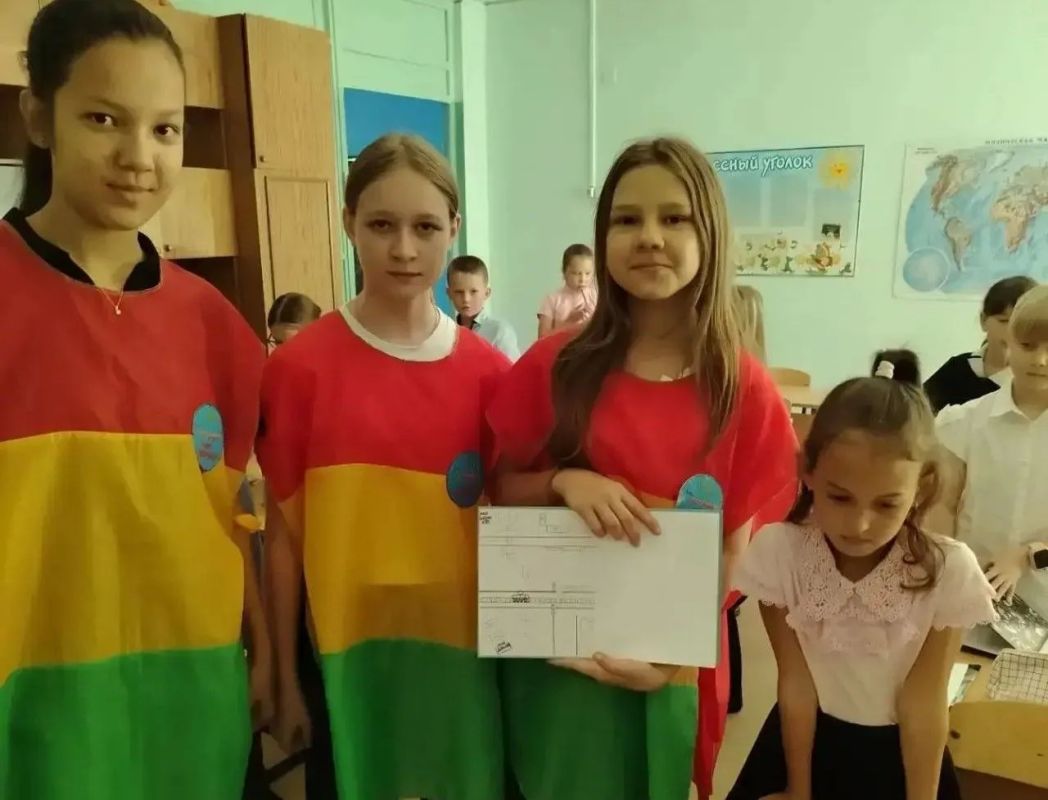 Школьникам Барнаула напомнили правила дорожного движения Школьникам Барнаула напомнили правила дорожного движения
