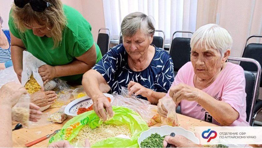 Не по годам, а по сердцу: активисты центров общения старшего поколения помогают участникам СВО Не по годам, а по сердцу: активисты центров общения старшего поколения помогают участникам СВО