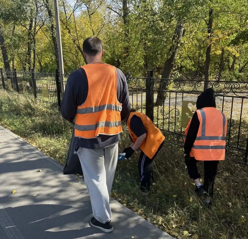 Работы по благоустройству и содержанию общественных территорий города продолжаются Работы по благоустройству и содержанию общественных территорий города продолжаются