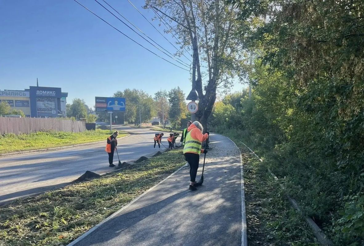 Работы по благоустройству и содержанию общественных территорий города продолжаются Работы по благоустройству и содержанию общественных территорий города продолжаются