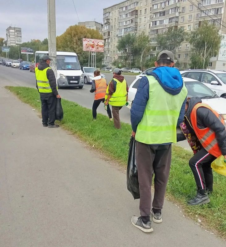 Работы по благоустройству и содержанию общественных территорий города продолжаются Работы по благоустройству и содержанию общественных территорий города продолжаются
