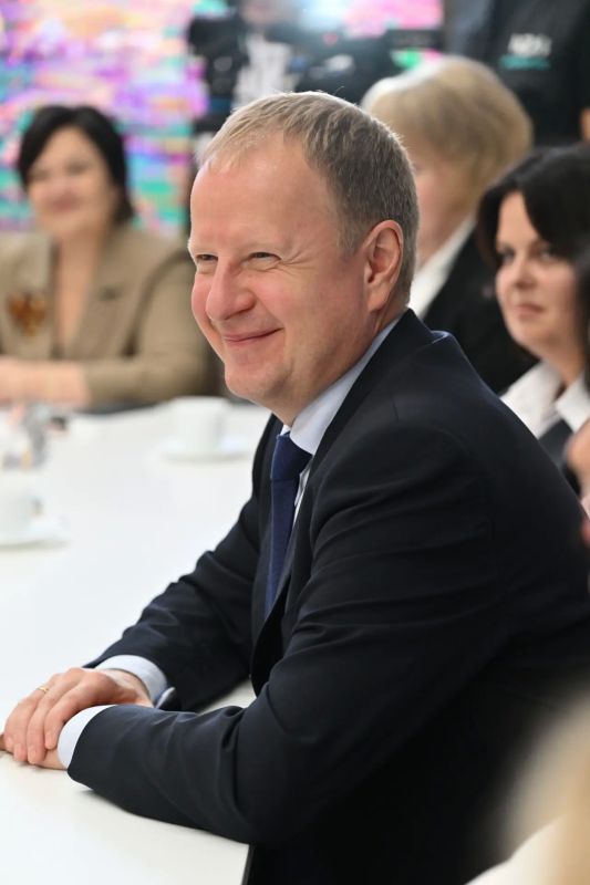 Виктор Томенко: Встретился сегодня с педагогами, которые работают на селе и участвуют в федеральной программе «Земский учитель» Виктор Томенко: Встретился сегодня с педагогами, которые работают на селе и участвуют в федеральной программе «Земский учитель»