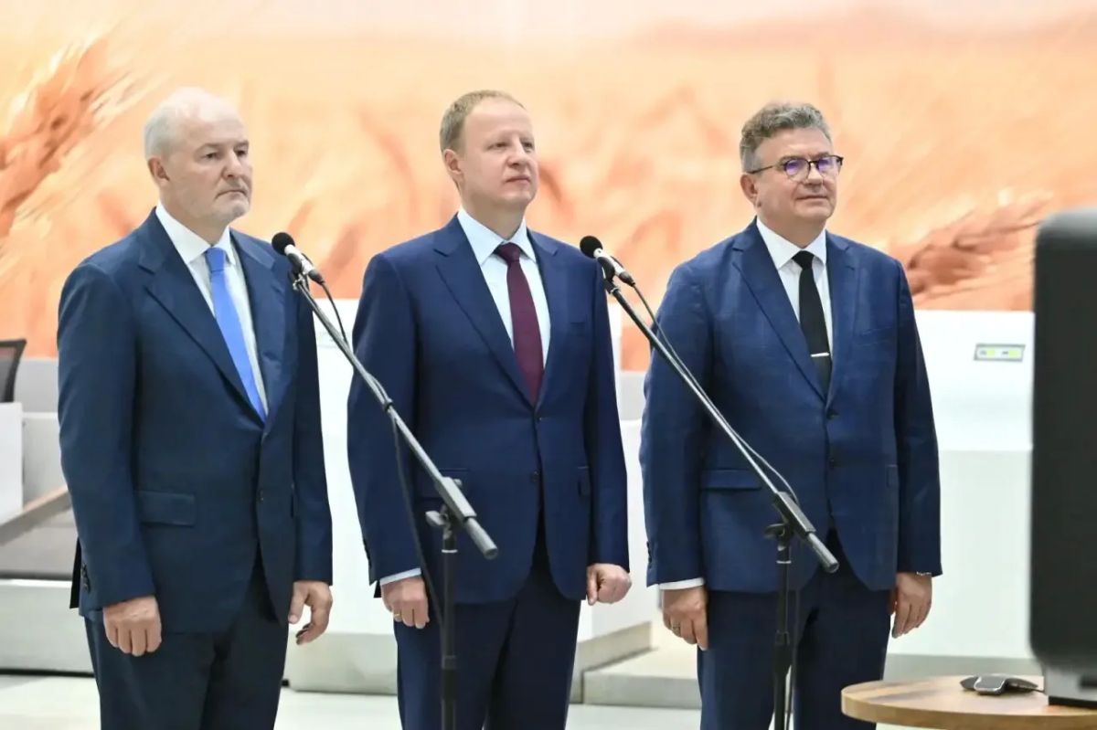 Виктор Томенко: Президент РФ Владимир Путин официально дал старт работе нового аэровокзального комплекса Международного аэропорта Барнаула имени Германа Степановича Титова Виктор Томенко: Президент РФ Владимир Путин официально дал старт работе нового аэровокзального комплекса Международного аэропорта Барнаула имени Германа Степановича Титова