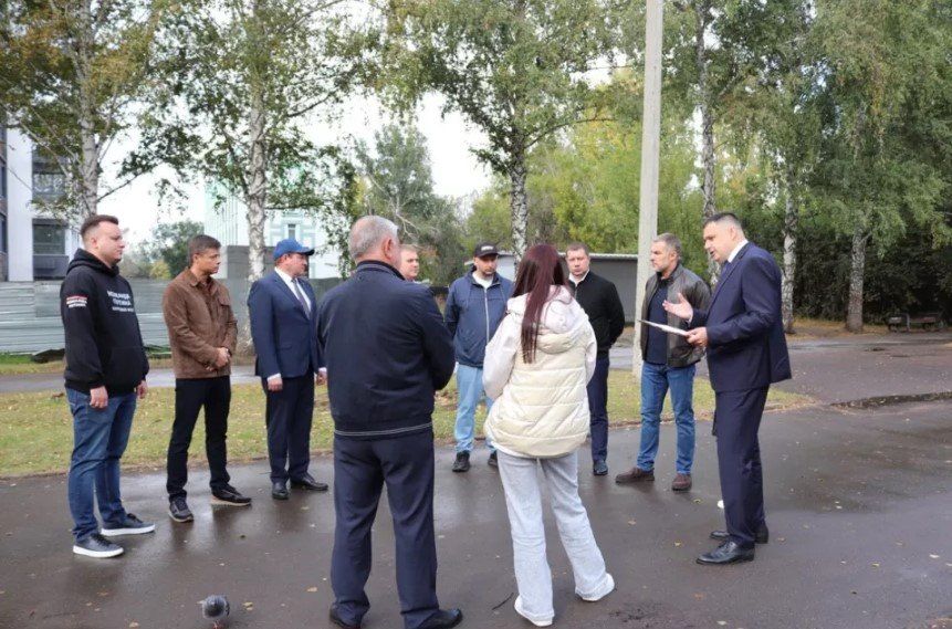 В парке "Целинников" Барнаула возводят спортивную площадку В парке "Целинников" Барнаула возводят спортивную площадку