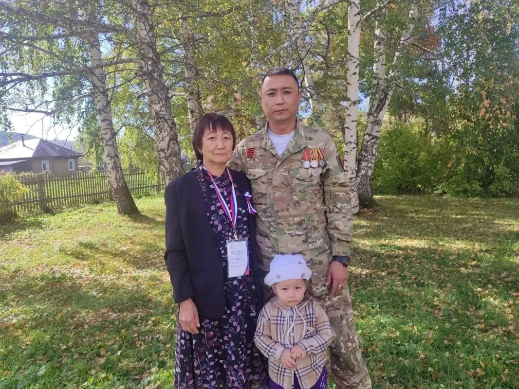 Герой СВО проголосовал в селе Усть-Тулатинка Чарышского района Герой СВО проголосовал в селе Усть-Тулатинка Чарышского района
