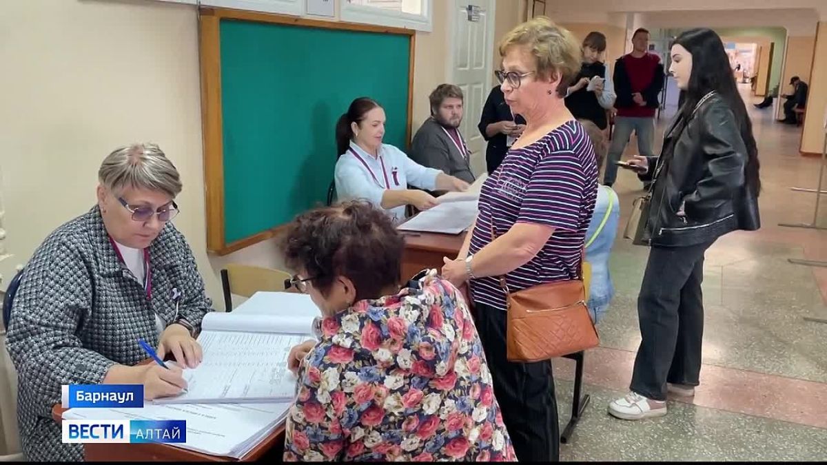 Продолжается голосование за депутатов Государственной Думы и Алтайского краевого собрания