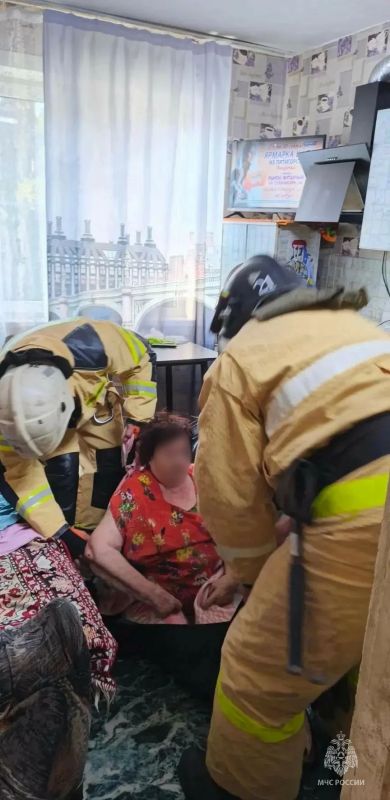 Помощь в госпитализации. В Бийске на пульт диспетчера пожарной охраны поступило сообщение о необходимости помощи в эвакуации тяжелобольной пенсионерки из квартиры на третьем этаже пятиэтажного жилого дома Помощь в госпитализации. В Бийске на пульт диспетчера пожарной охраны поступило сообщение о необходимости помощи в эвакуации тяжелобольной пенсионерки из квартиры на третьем этаже пятиэтажного жилого дома