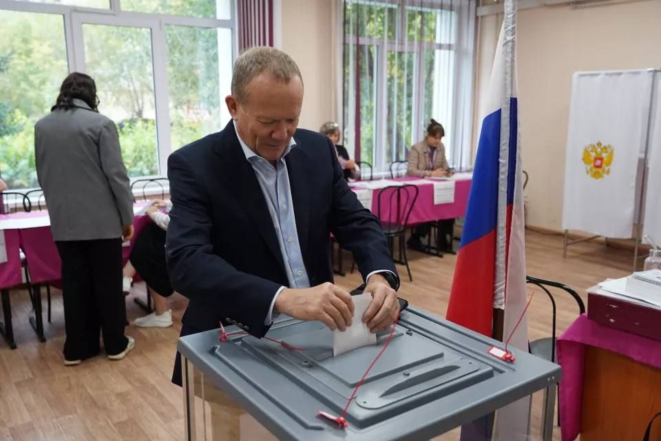 Алтайские сенаторы приняли участие в голосовании на выборах в Госдуму и АКЗС Алтайские сенаторы приняли участие в голосовании на выборах в Госдуму и АКЗС