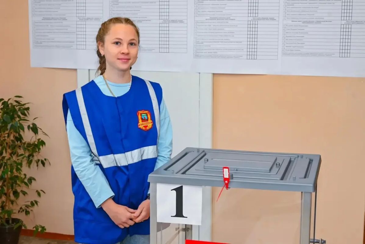 Сегодня представители Общественной палаты города продолжают контролировать работу участковых избирательных комиссий: они общаются с членами УИК, наблюдателями и волонтёрами, сотрудниками силовых структур, избирателями Сегодня представители Общественной палаты города продолжают контролировать работу участковых избирательных комиссий: они общаются с членами УИК, наблюдателями и волонтёрами, сотрудниками силовых структур, избирателями