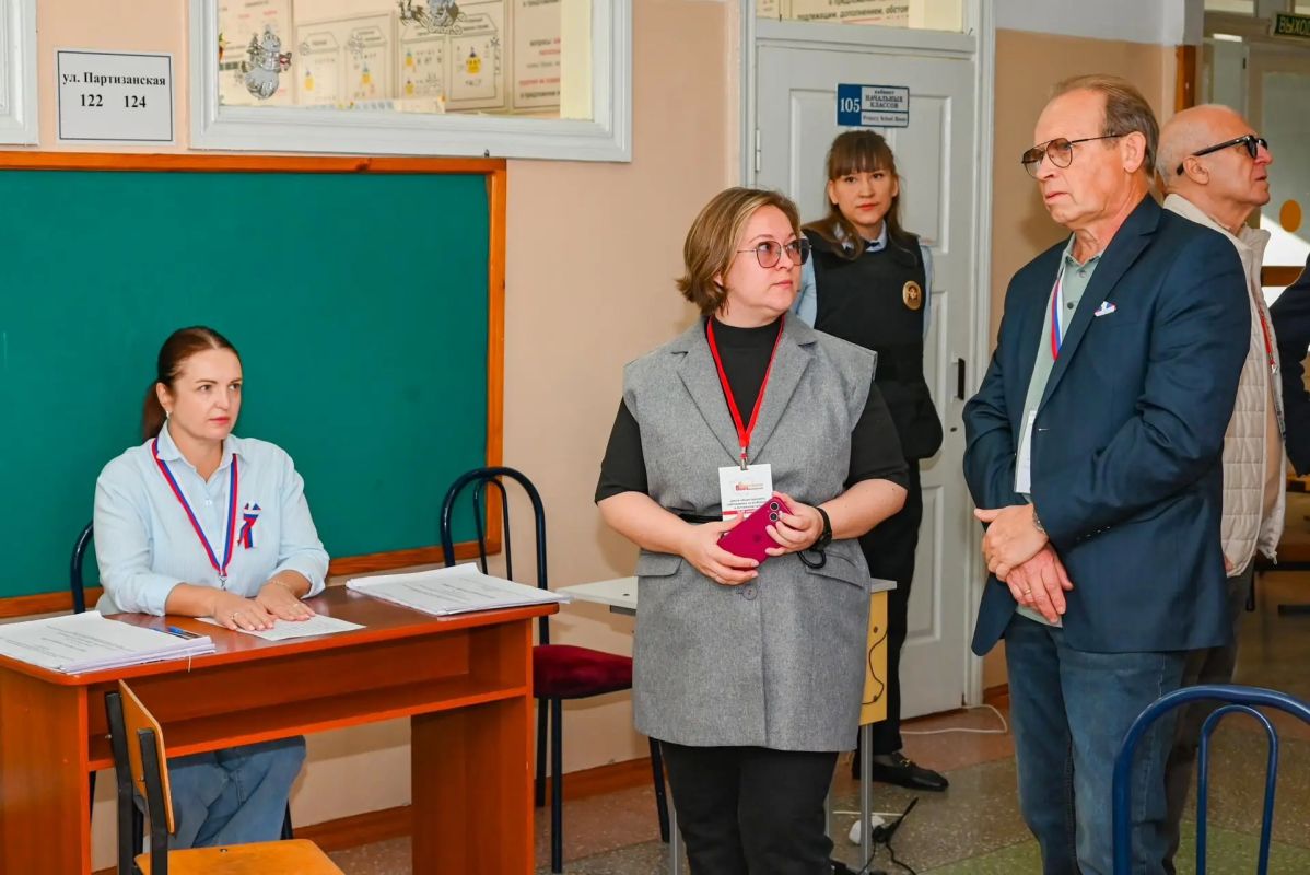 В Барнауле общественники продолжают объезд избирательных участков В Барнауле общественники продолжают объезд избирательных участков