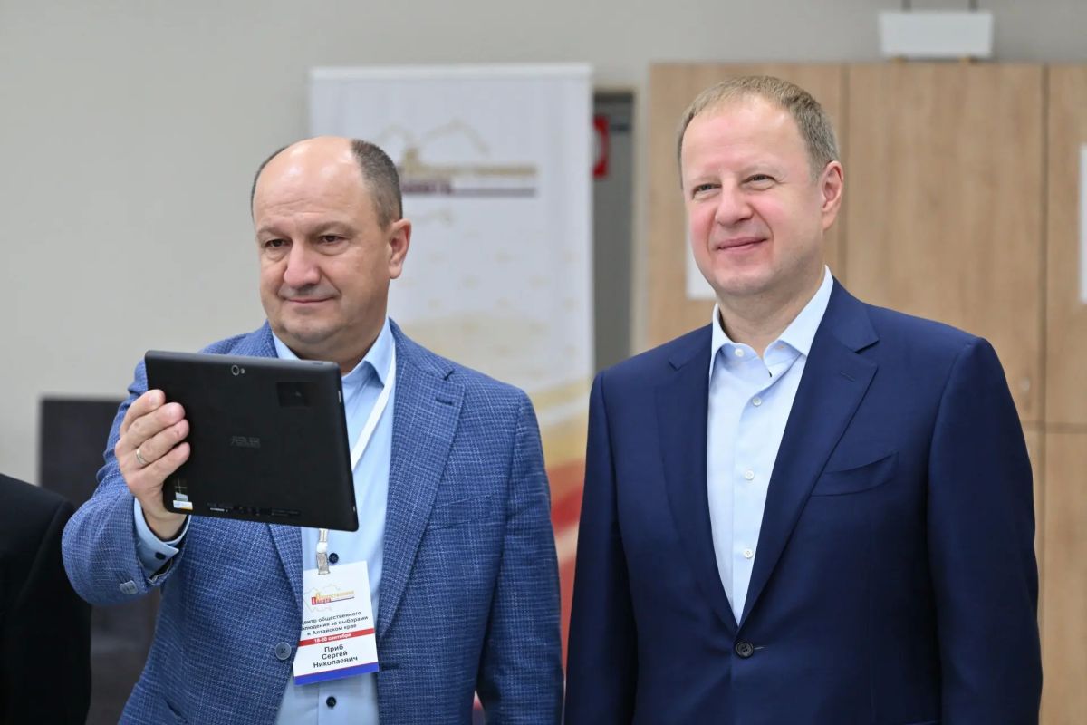 Виктор Томенко: Заехал сегодня в Центр общественного наблюдения, где специалисты следят за ходом голосования на выборах Госдумы и Алтайского краевого Законодательного Собрания