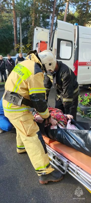 Помощь в госпитализации. В Бийске на пульт диспетчера пожарной охраны поступило сообщение о необходимости помощи в эвакуации тяжелобольной пенсионерки из квартиры на третьем этаже пятиэтажного жилого дома Помощь в госпитализации. В Бийске на пульт диспетчера пожарной охраны поступило сообщение о необходимости помощи в эвакуации тяжелобольной пенсионерки из квартиры на третьем этаже пятиэтажного жилого дома