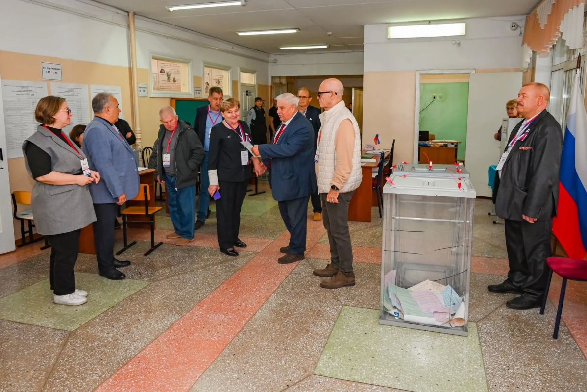 В Барнауле общественники продолжают объезд избирательных участков В Барнауле общественники продолжают объезд избирательных участков