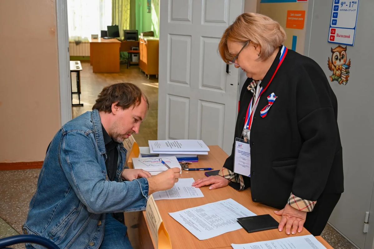 В Барнауле общественники продолжают объезд избирательных участков В Барнауле общественники продолжают объезд избирательных участков
