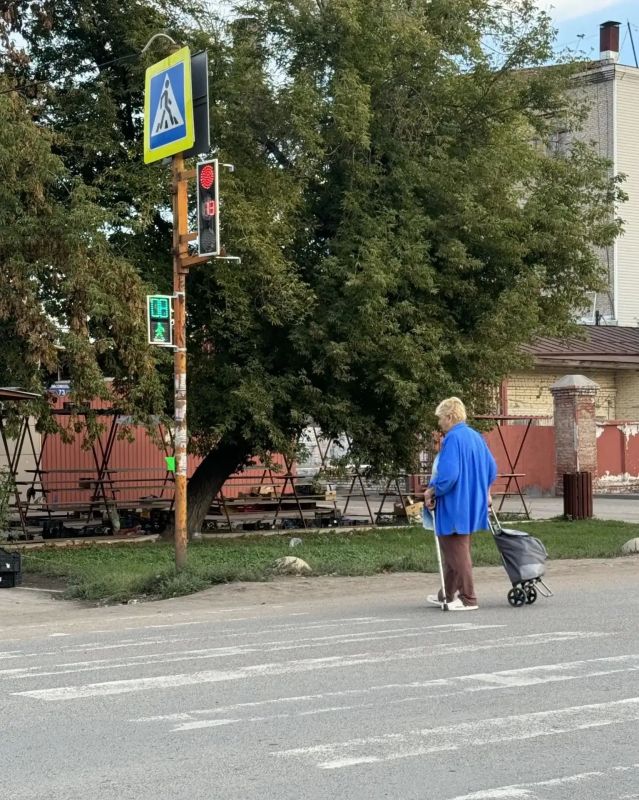 На пересечении улиц Комсомольской и Смоленской установлен светофор с вызывной кнопкой На пересечении улиц Комсомольской и Смоленской установлен светофор с вызывной кнопкой