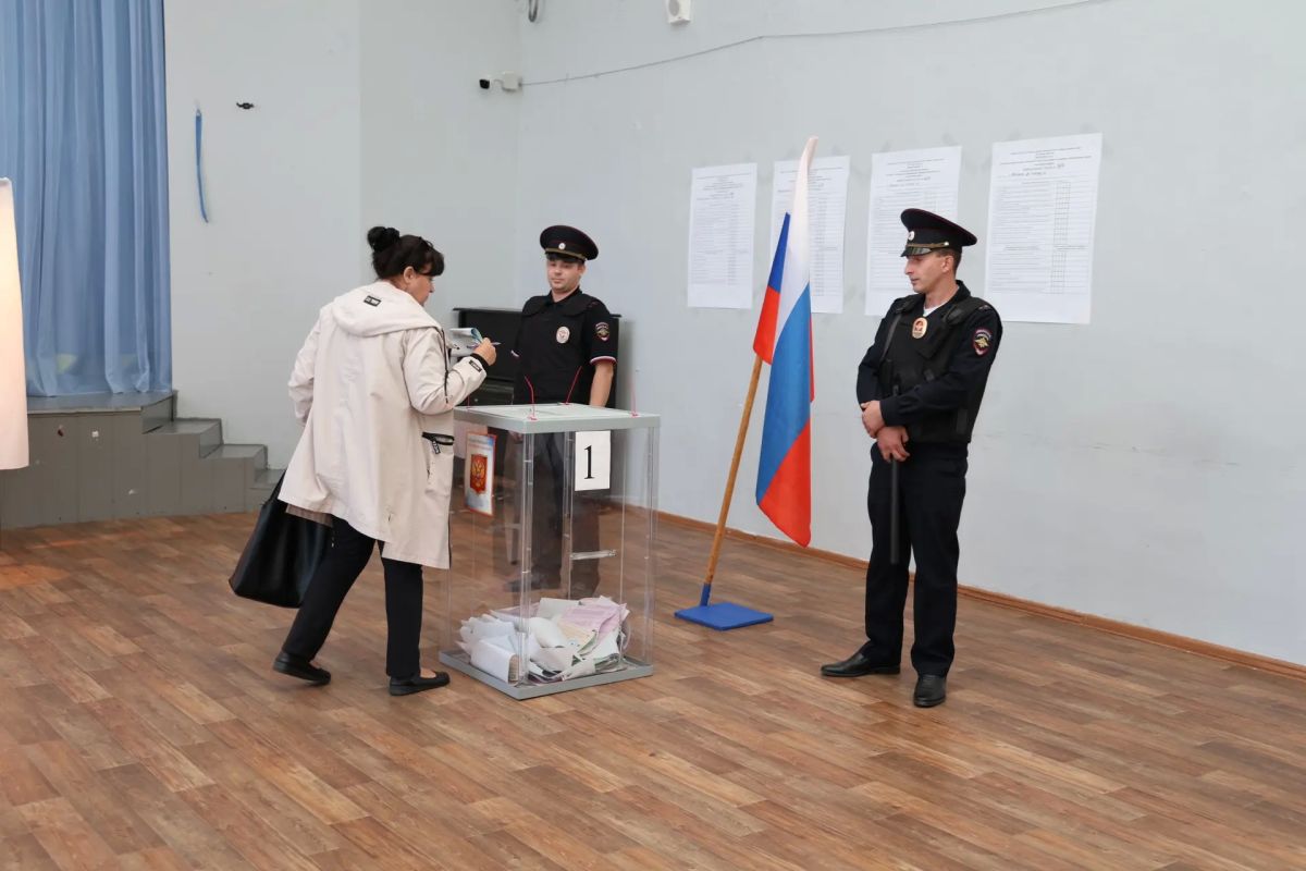 В Алтайском крае полицейские вместе с коллегами из других правоохранительных ведомств обеспечивали охрану общественного порядка и безопасность в период подготовки и проведения Единого дня голосования В Алтайском крае полицейские вместе с коллегами из других правоохранительных ведомств обеспечивали охрану общественного порядка и безопасность в период подготовки и проведения Единого дня голосования