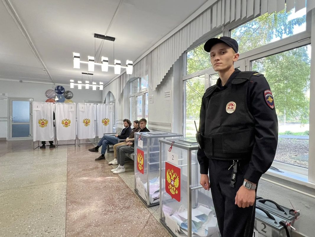 В Алтайском крае полицейские вместе с коллегами из других правоохранительных ведомств обеспечивали охрану общественного порядка и безопасность в период подготовки и проведения Единого дня голосования В Алтайском крае полицейские вместе с коллегами из других правоохранительных ведомств обеспечивали охрану общественного порядка и безопасность в период подготовки и проведения Единого дня голосования