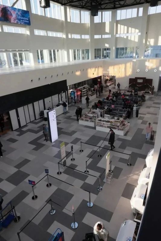 Новый аэровокзальный комплекс в Барнауле, представленный Президенту России, построен на 98 процентов из российских комплектующих Новый аэровокзальный комплекс в Барнауле, представленный Президенту России, построен на 98 процентов из российских комплектующих
