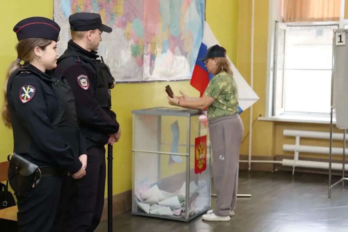 В Алтайском крае полицейские вместе с коллегами из других правоохранительных ведомств обеспечивали охрану общественного порядка и безопасность в период подготовки и проведения Единого дня голосования В Алтайском крае полицейские вместе с коллегами из других правоохранительных ведомств обеспечивали охрану общественного порядка и безопасность в период подготовки и проведения Единого дня голосования