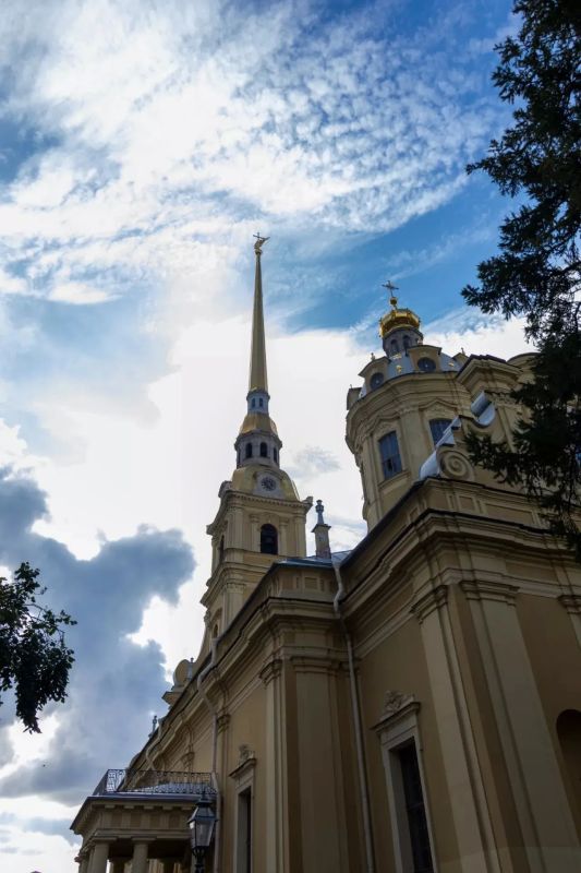 Если есть в России место, где прошлое и настоящее существуют одновременно, не мешая друг другу, – это Санкт-Петербург Если есть в России место, где прошлое и настоящее существуют одновременно, не мешая друг другу, – это Санкт-Петербург