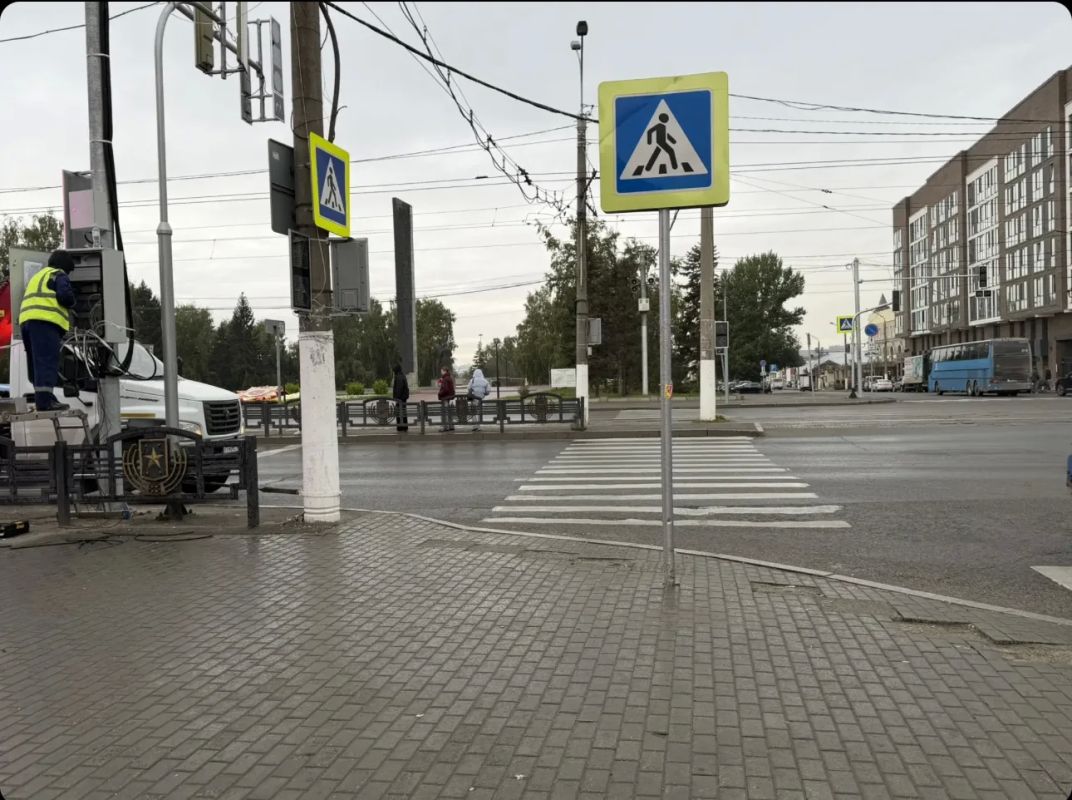 На пересечении Социалистического проспекта и проспекта Строителей не работают светофоры, регулировщиков тоже нет На пересечении Социалистического проспекта и проспекта Строителей не работают светофоры, регулировщиков тоже нет