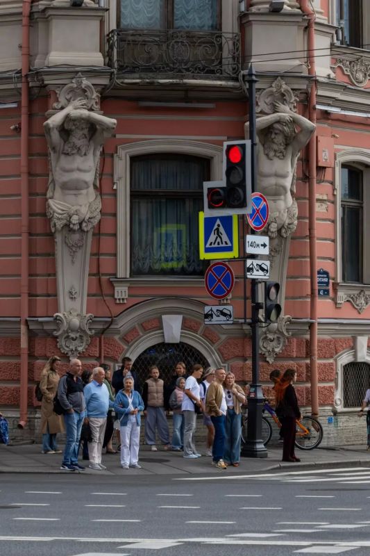 Если есть в России место, где прошлое и настоящее существуют одновременно, не мешая друг другу, – это Санкт-Петербург Если есть в России место, где прошлое и настоящее существуют одновременно, не мешая друг другу, – это Санкт-Петербург