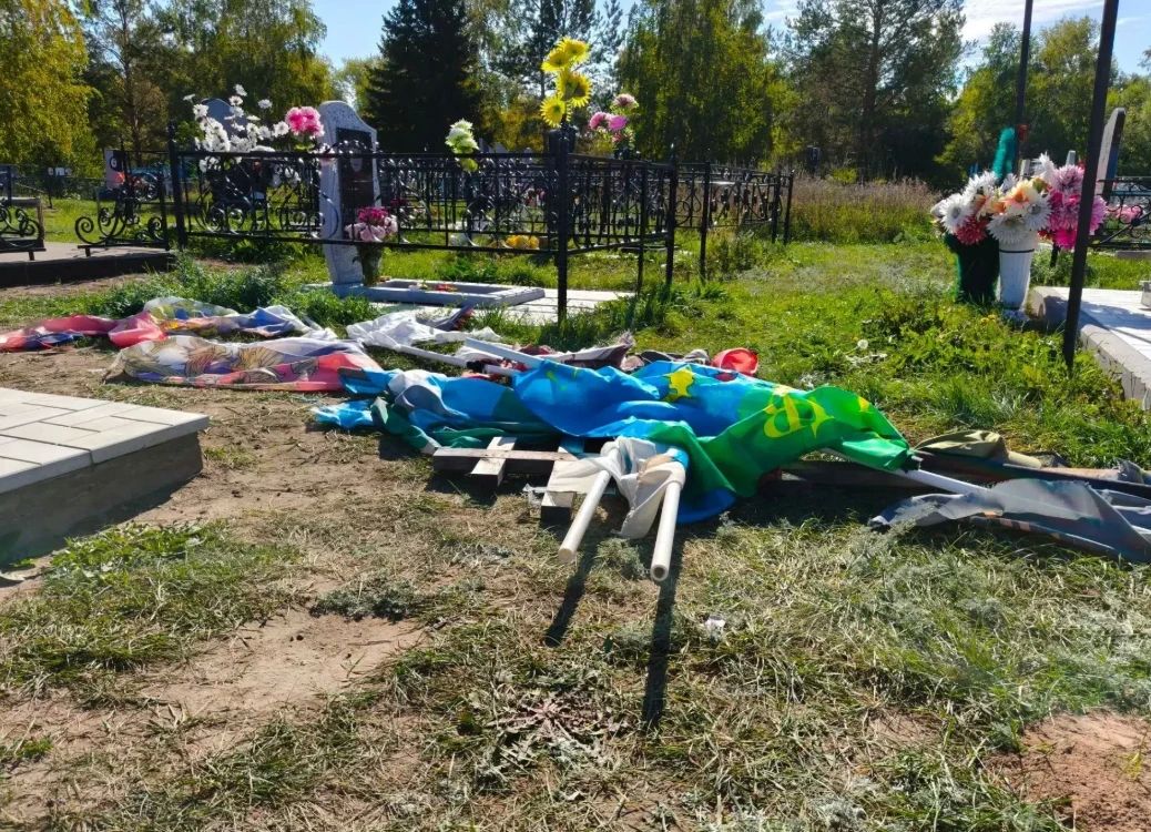 Вандалы разгромили могилы участников СВО в селе Алтайского края Вандалы разгромили могилы участников СВО в селе Алтайского края
