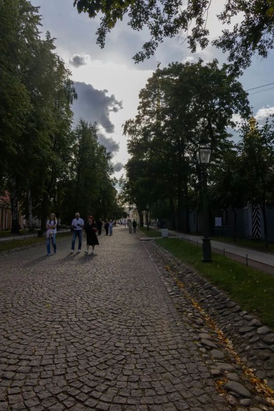 Если есть в России место, где прошлое и настоящее существуют одновременно, не мешая друг другу, – это Санкт-Петербург Если есть в России место, где прошлое и настоящее существуют одновременно, не мешая друг другу, – это Санкт-Петербург