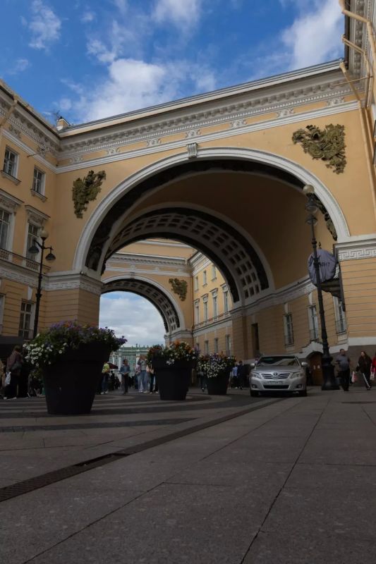Если есть в России место, где прошлое и настоящее существуют одновременно, не мешая друг другу, – это Санкт-Петербург Если есть в России место, где прошлое и настоящее существуют одновременно, не мешая друг другу, – это Санкт-Петербург