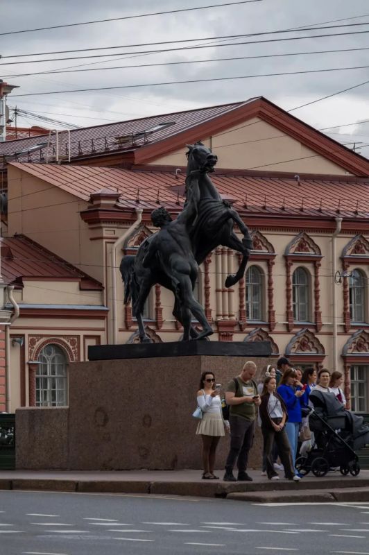 Если есть в России место, где прошлое и настоящее существуют одновременно, не мешая друг другу, – это Санкт-Петербург Если есть в России место, где прошлое и настоящее существуют одновременно, не мешая друг другу, – это Санкт-Петербург