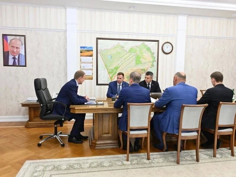 Губернатор Алтайского края Виктор Томенко провел рабочую встречу с Председателем Сибирского банка Сбербанка Дмитрием Солнцевым Губернатор Алтайского края Виктор Томенко провел рабочую встречу с Председателем Сибирского банка Сбербанка Дмитрием Солнцевым