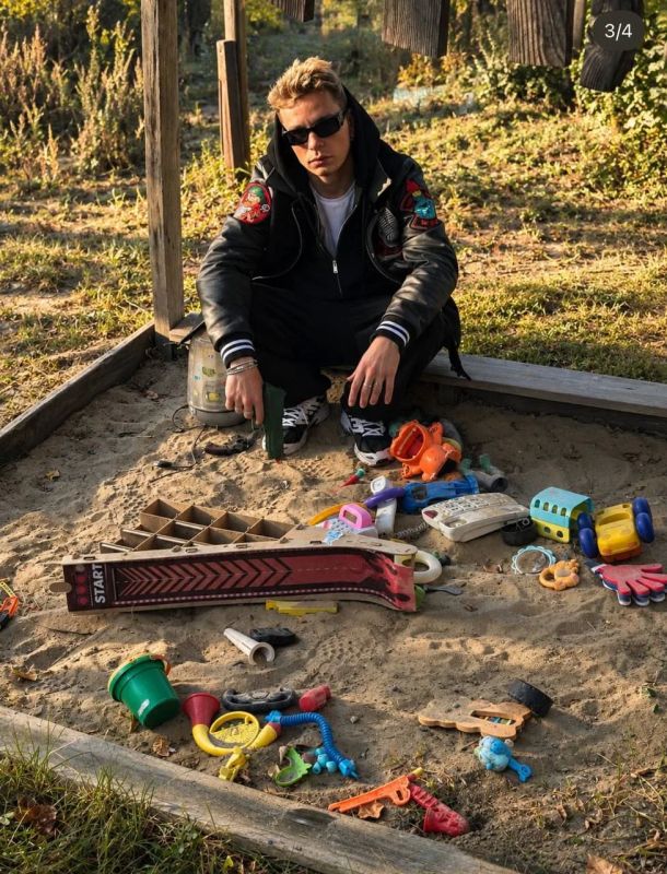 Комик Сергей Орлов устроил фотосессию в знаменитом барнаульском подъезде, стены которого снизу доверху покрыты плотным слоем пачек из-под сигарет Комик Сергей Орлов устроил фотосессию в знаменитом барнаульском подъезде, стены которого снизу доверху покрыты плотным слоем пачек из-под сигарет