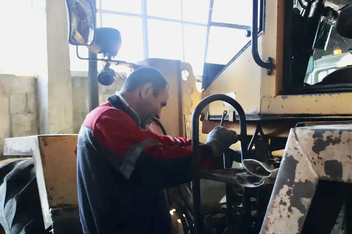 В МБУ «Автодорстрой» продолжают ремонт техники и заготовку реагентов к зимнему сезону В МБУ «Автодорстрой» продолжают ремонт техники и заготовку реагентов к зимнему сезону