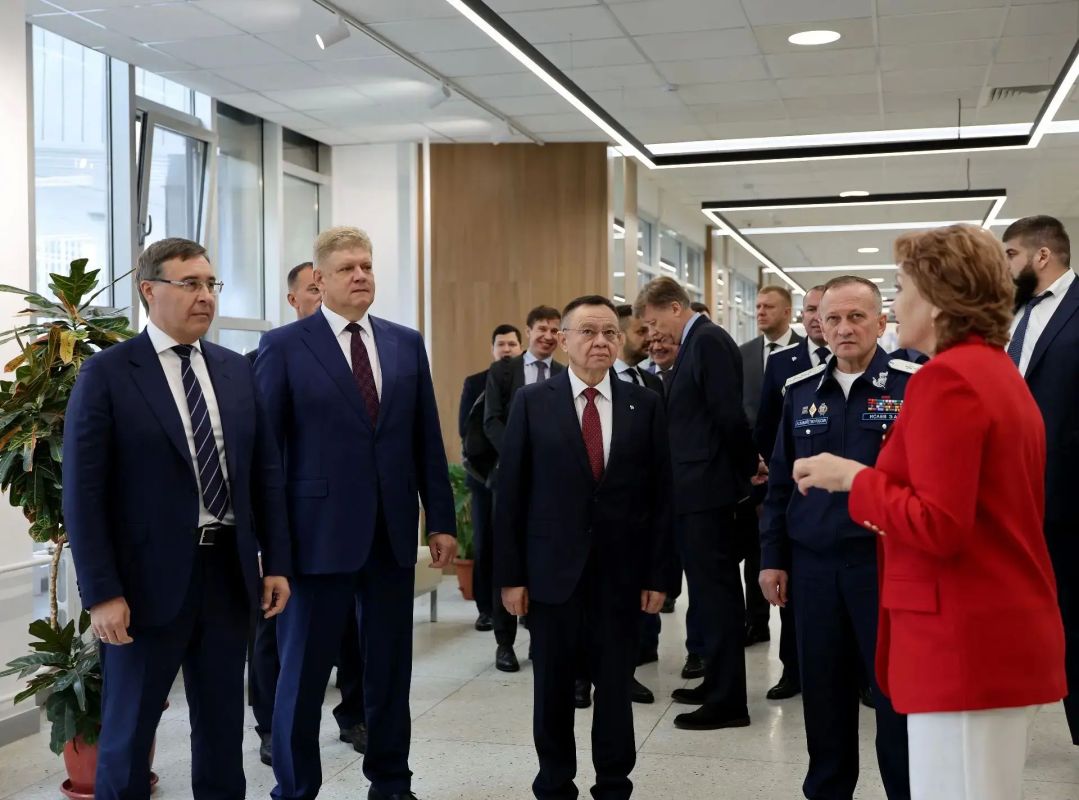 Сохранение национального достояния: полпред и федеральные министры осмотрели уникальные фонды ГПНТБ СО РАН Сохранение национального достояния: полпред и федеральные министры осмотрели уникальные фонды ГПНТБ СО РАН