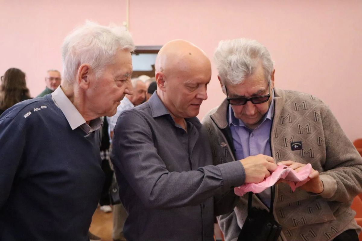 «Вернуться б снова к тополям…» «Вернуться б снова к тополям…»