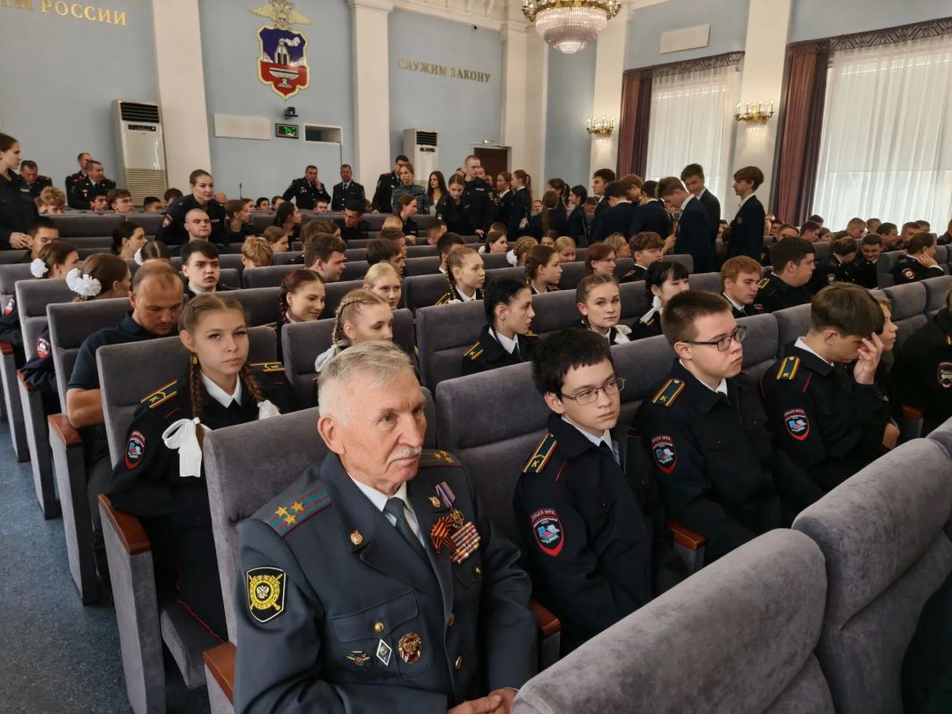 Первый шаг в профессии: молодые сотрудники алтайской полиции встретились с наставниками