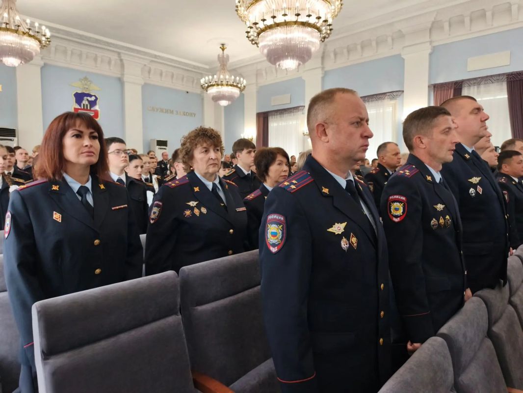 Первый шаг в профессии: молодые сотрудники алтайской полиции встретились с наставниками Первый шаг в профессии: молодые сотрудники алтайской полиции встретились с наставниками