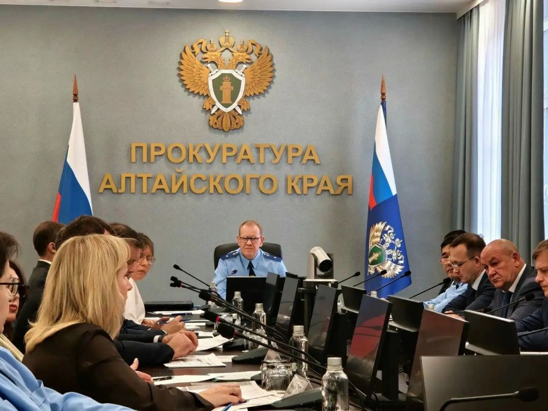 Прокурор Алтайского края Николай Рябов провел заседание межведомственной рабочей группы по вопросам противодействия правонарушениям при реализации национальных проектов