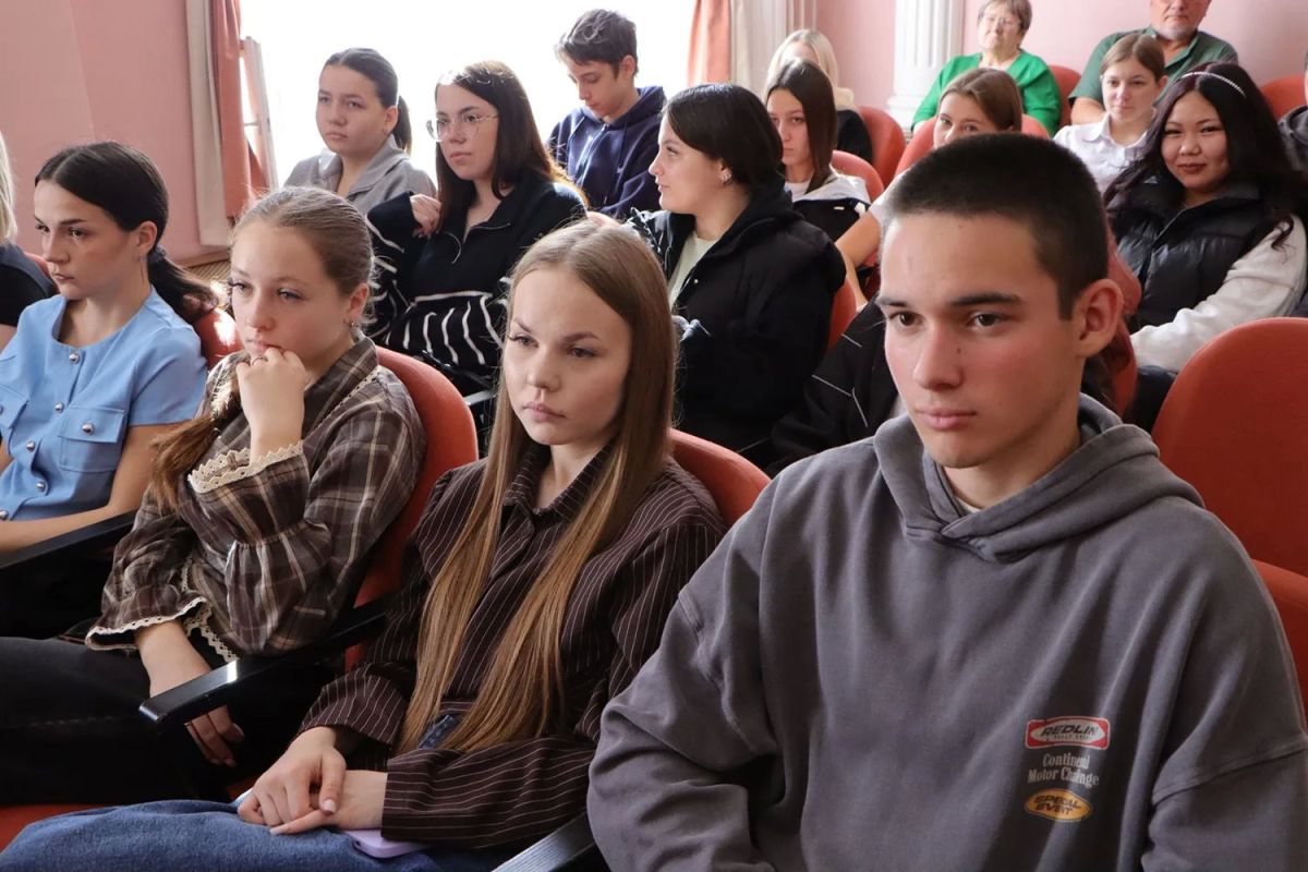 «Вернуться б снова к тополям…» «Вернуться б снова к тополям…»