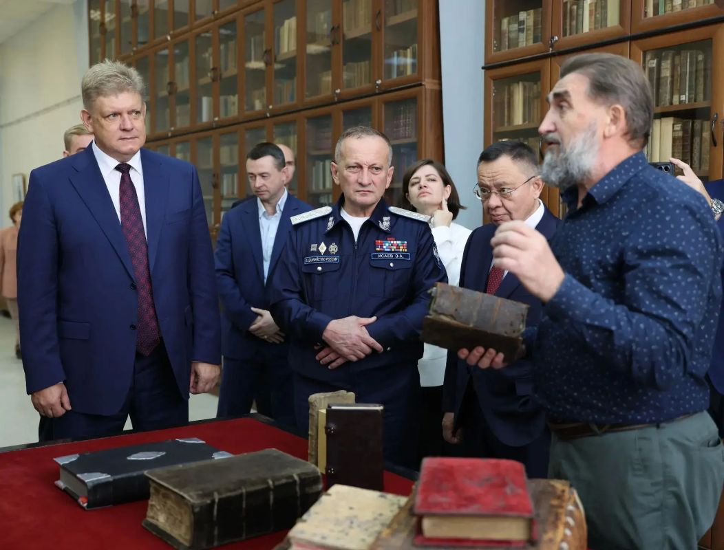 Сохранение национального достояния: полпред и федеральные министры осмотрели уникальные фонды ГПНТБ СО РАН Сохранение национального достояния: полпред и федеральные министры осмотрели уникальные фонды ГПНТБ СО РАН