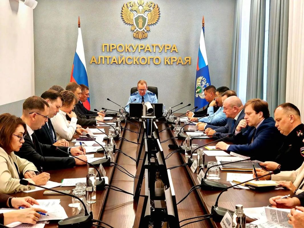Прокурор Алтайского края Николай Рябов провел заседание межведомственной рабочей группы по вопросам противодействия правонарушениям при реализации национальных проектов Прокурор Алтайского края Николай Рябов провел заседание межведомственной рабочей группы по вопросам противодействия правонарушениям при реализации национальных проектов