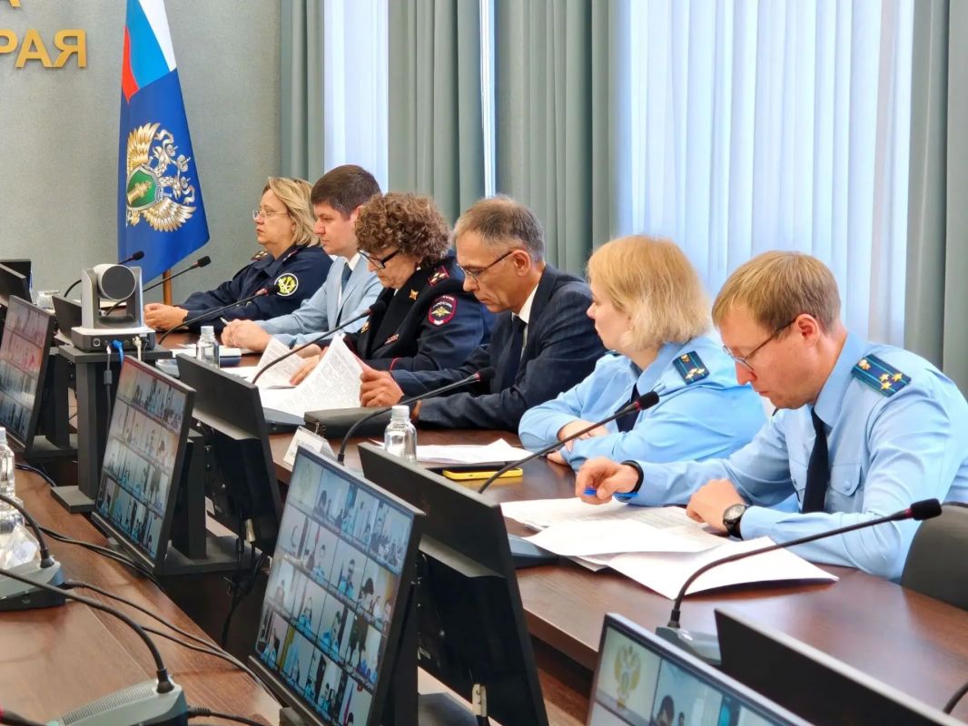 Заместитель прокурора Алтайского края Дмитрий Патлаев провел межведомственное совещание по вопросам противодействия повторной преступности Заместитель прокурора Алтайского края Дмитрий Патлаев провел межведомственное совещание по вопросам противодействия повторной преступности