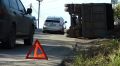 На спуске к понтонному мосту в Бийске опрокинулся прицеп грузовика